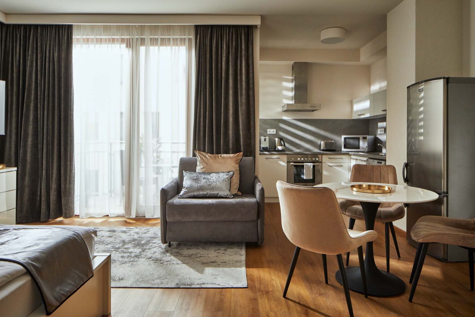 Deluxe Studio - 7Seasons Apartments